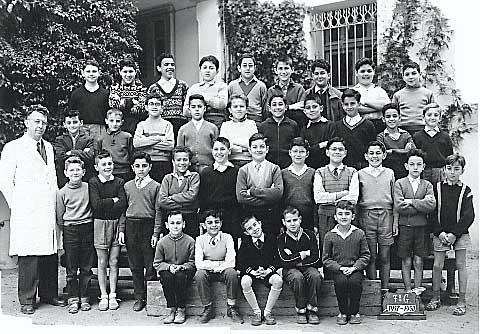 s_1957-1958_7eme G.jpg - Lycée Saint Aulaire - TANGER / MAROCAnnée scolaire: 1957-1958. photo 7ème - Instituteur : Monsieur BourbonPhoto fournie par Maurice BENDELAC  Les noms : en partant du haut, de gauche à droite.Serfaty,Bibi Levy,Haffid Guessous, Pinhas Bendayan,Messod Benoliel, Dubois, Abergel,Isaac Assor,? Daniel Perez,Jacques Lerin,?,Fouad Mesmoudi,Abdelwahad,David Bentolila,Khalid R'kaina, Simon Cohen,?, Jean Elorduy. ?,?, Isaac Medina,?.?,Raphael Anidjar,?,?,Georges Aziza,Bouhamrani, Berrada. Martinez, Abdelaziz Bentahar,Maurice Bendelac,Jejati,Carlo Ali.
